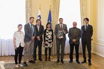 18. 4. 2019, Ljubljana – Avtorji Atlasa ptic Slovenije so predsedniku Pahorju predali to temeljno nacionalno strokovno ornitoloko delo (UPRS)